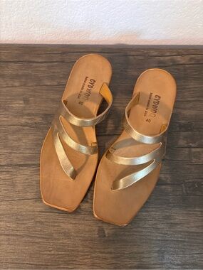 Cydwoq sandals size 10